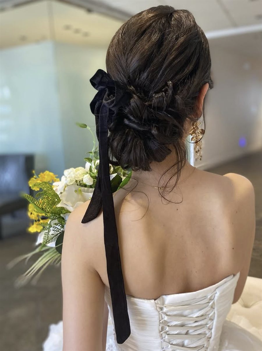 Bride with bouquet, soft glam makeup